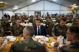 În România, Emmanuel Macron nu a dormit la hotel, ci într-un cort. Ce a făcut dimineața